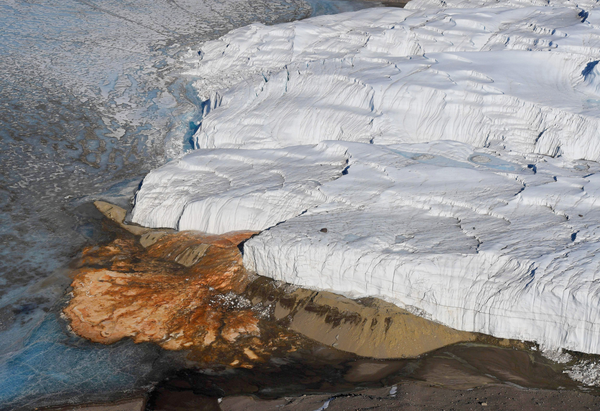 <p>Le glacier Taylor, dans la région de la Terre Victoria en Antarctique, présente un phénomène géologique étrange... en effet, il saigne ! Ce que l'on appelle les "chutes de sang" est un écoulement d'eau océanique ancienne riche en oxyde de fer piégée sous le glacier et qui s'infiltre dans le détroit de McMurdo.</p>