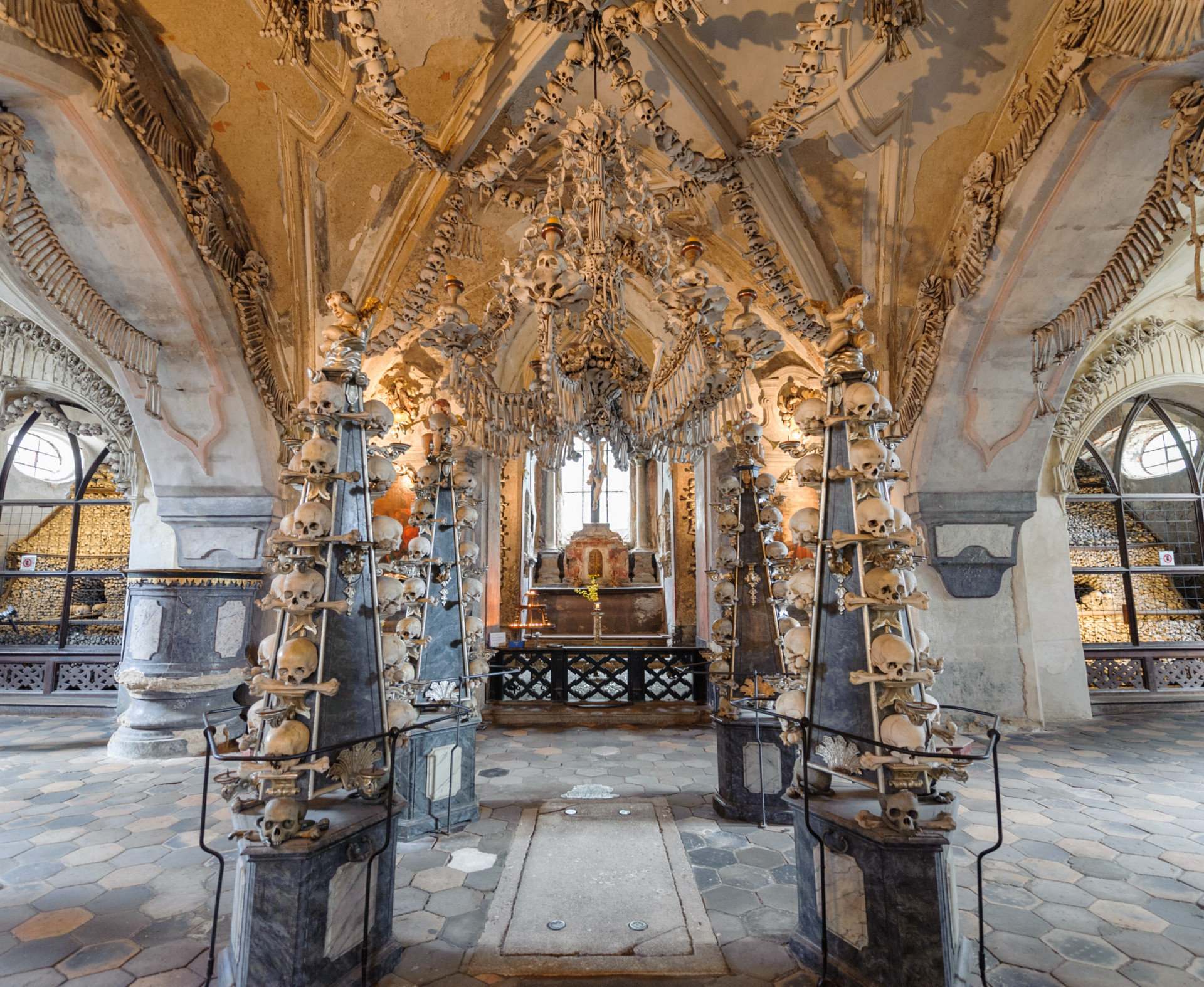 <p>Situé dans une chapelle de l'ancienne abbaye de Sedlec à Kutná Hora, cet ossuaire morbide contiendrait les squelettes de 40 000 à 70 000 personnes.</p>
