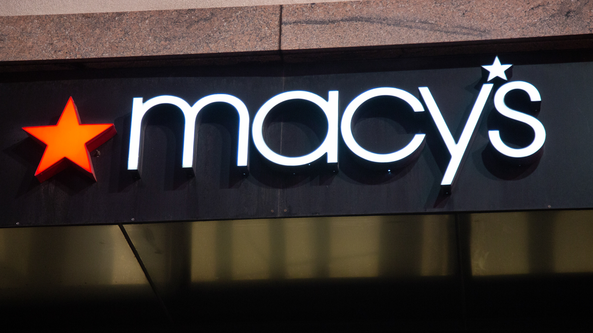 С широко з. Мейсис. Macys реклама. Магазин Macy's. Macys логотип горизонтальный.