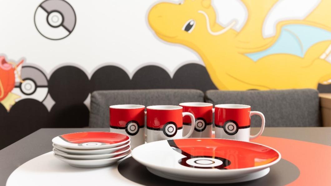 寶可夢房的餐盤與杯子，繪有精靈球圖樣。(圖 / 東京觀光事務所台灣辦事處 提供)