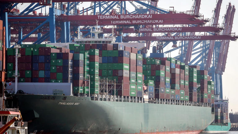 Hamburger Hafen: Containerumschlag bricht ein