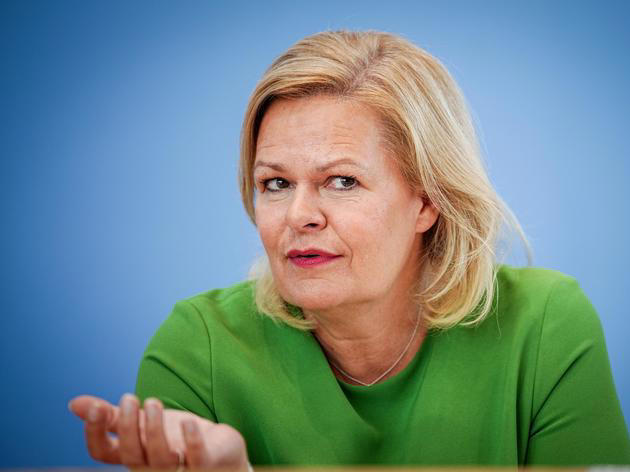Vor wenigen Wochen wollte sie noch leichter abschieben, nun will sie leichter eindeutschen: Bundesinnenministerin und hessische SPD-Spitzenkandidatin Nancy Faeser.