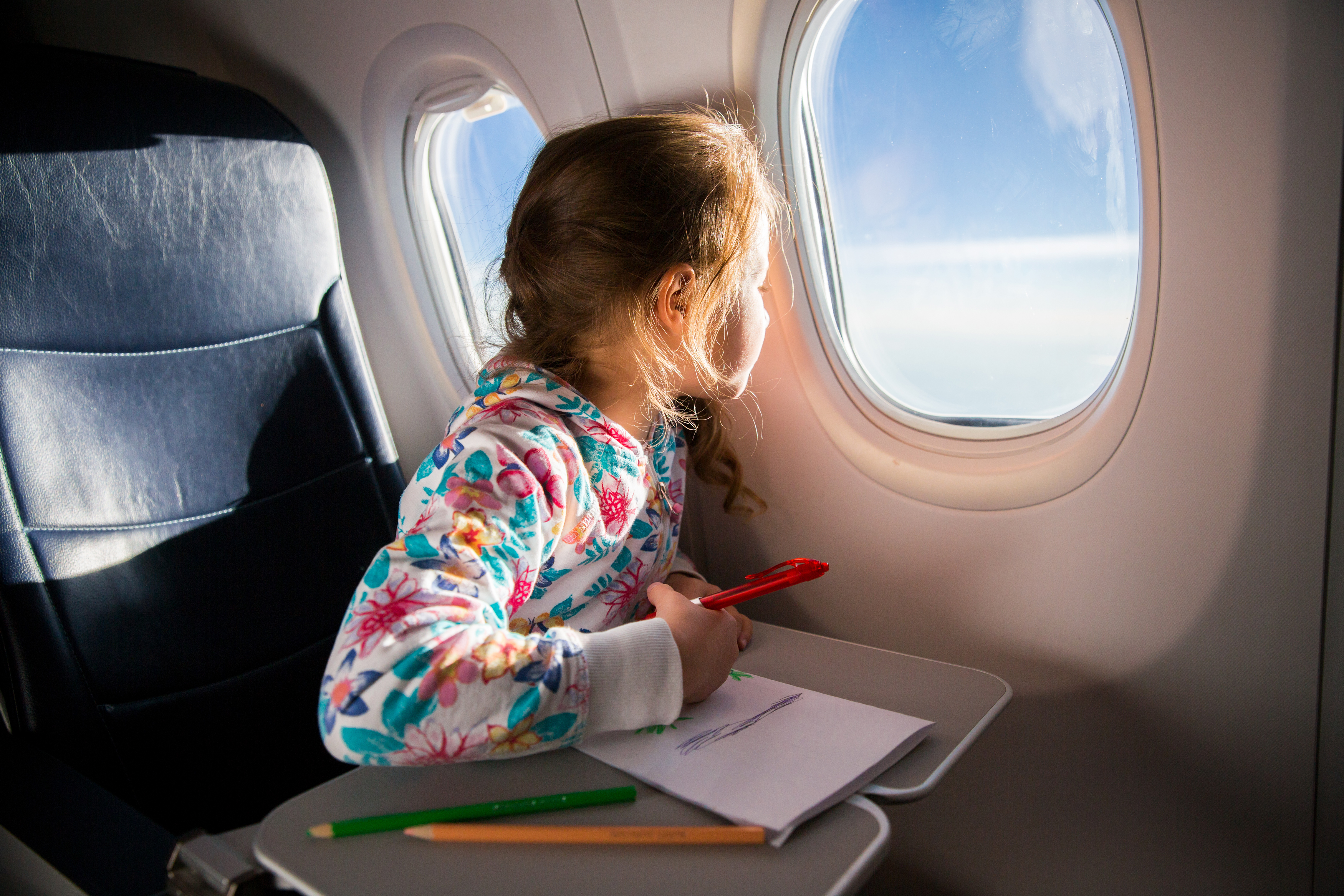 Скидки на самолет для детей. Самолет для детей. Самолет картинка для детей. Младенец в самолете. Самолет с окном для детей.