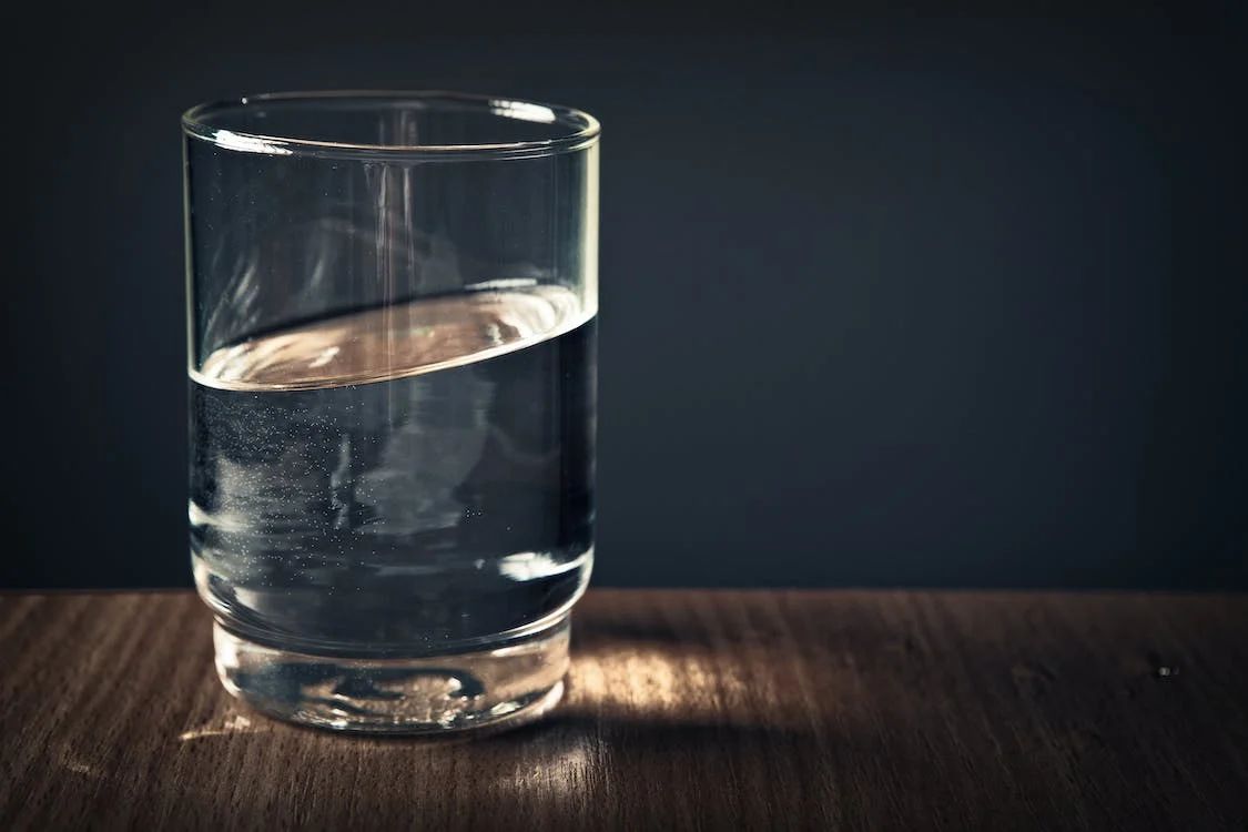 pití horké vody: oblíbený způsob, jak nastartovat metabolismus