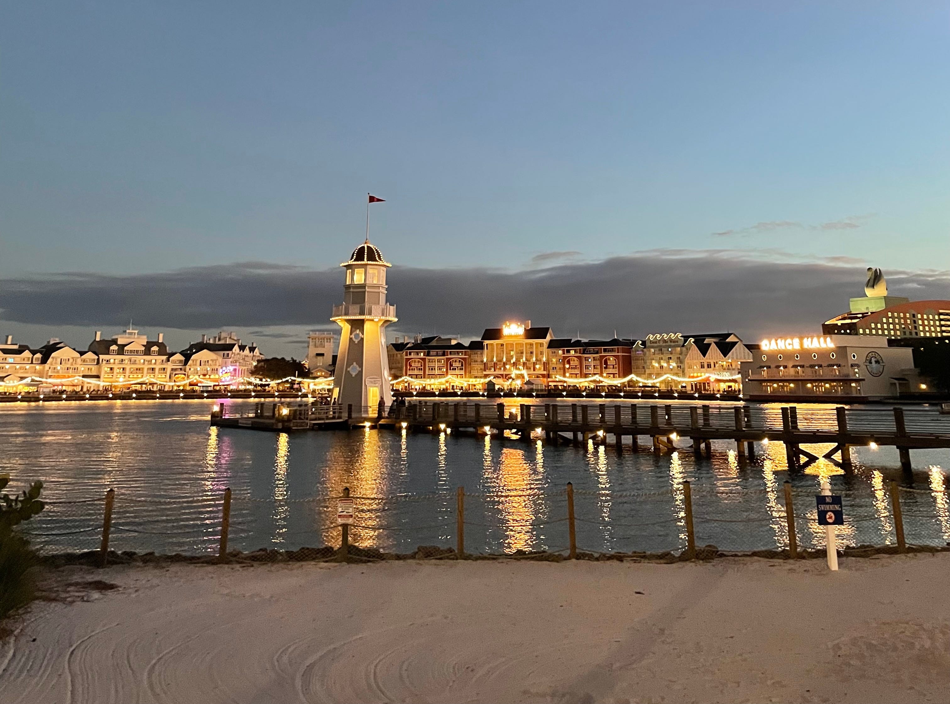 <p>The BoardWalk features midway games, evening performers, and a number of restaurants and bars. You don't need a theme-park ticket to check it out, either. </p>
