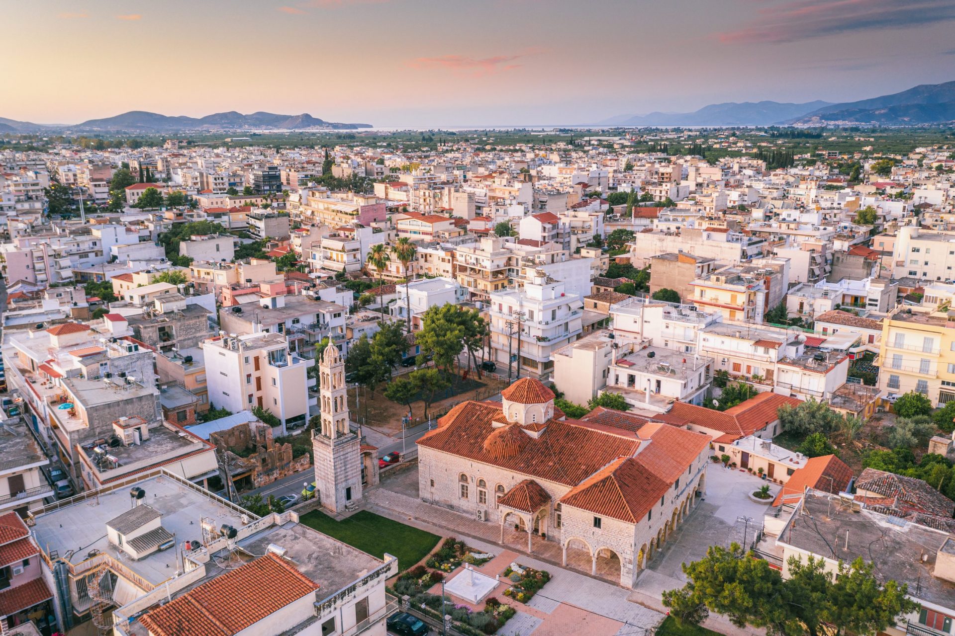 <p>Argos is one of the oldest cities in the world that is still inhabited. It looks like Greece as you imagine it, with a mild Mediterranean climate and archaeological treasures.</p>