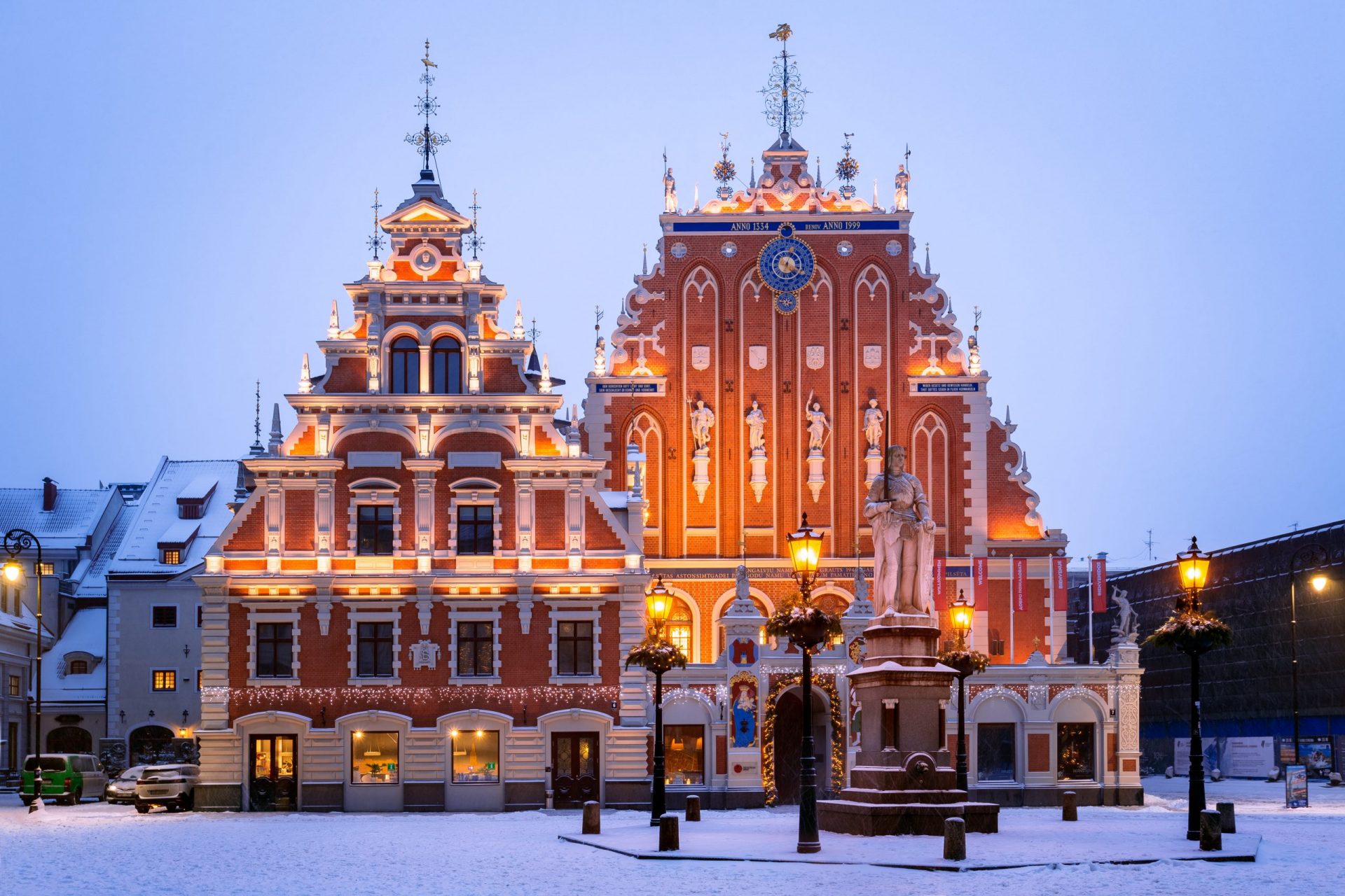 <p>The Vecrīga, the historic center of Riga, overflows with charm thanks to its small cobbled streets, its medieval buildings, and its museums, including the famous House of the Blackheads (photo).</p> <p>The average price of a night in an Airbnb in Riga (according to Time Out) is 55 € ($60).</p>