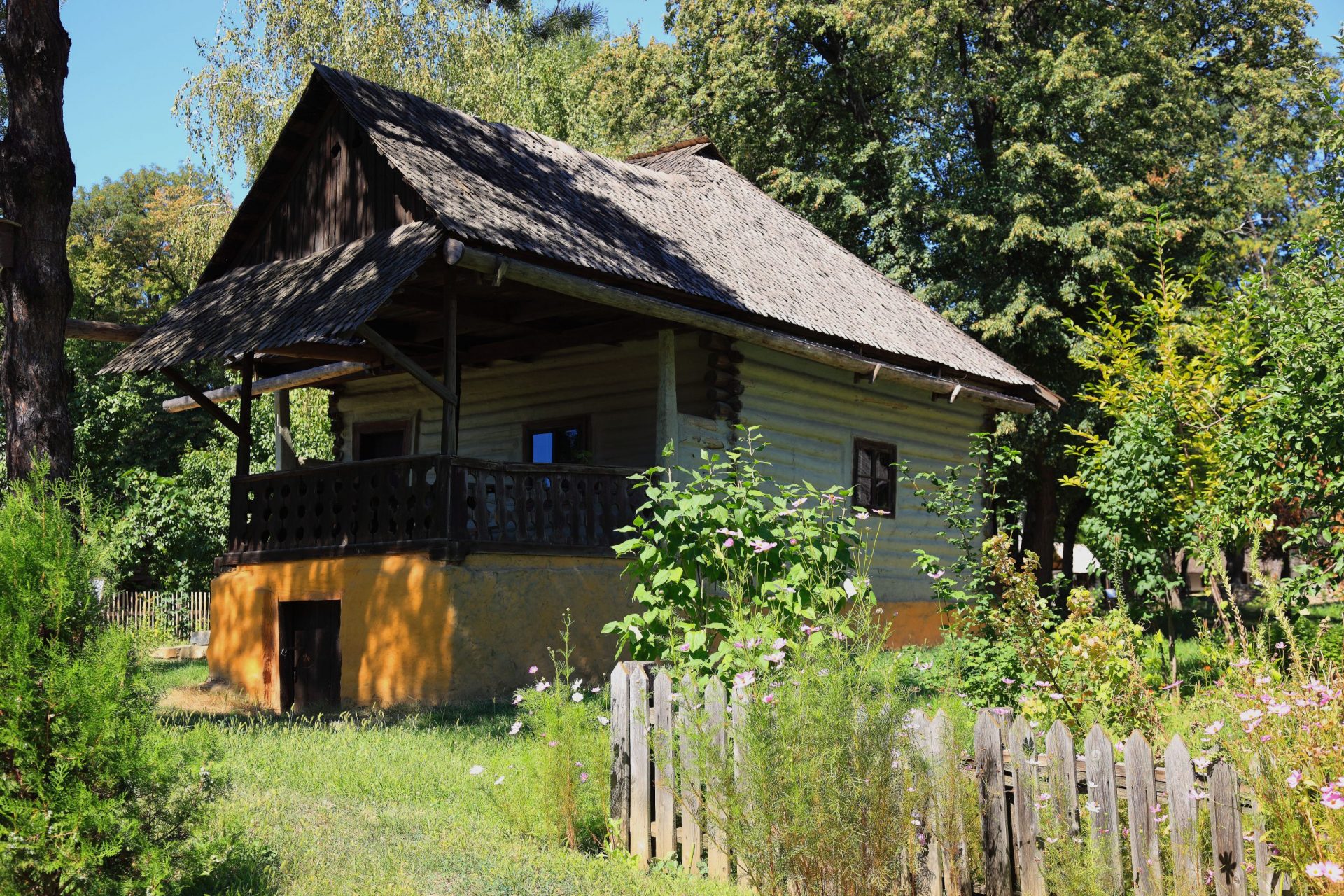 <p>The city also has many museums, such as the Muzeul Satului (Romanian Village Museum), an open-air museum in which you can discover traditional houses from different regions of Romania. A particularly interesting cultural visit.</p>
