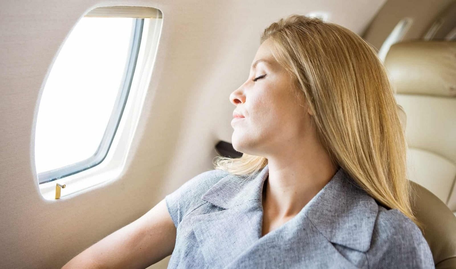 К чему снится самолет девушке. Женщина в самолете. Девушка в салоне самолета. Девочка самолет. Летающий самолет.