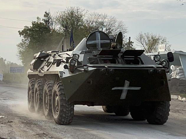 Ein ukrainischer Panzer rollt durch die Stadt Kupjansk. Aktuell könnte an der Front dort Russland Truppen für eine Gegenoffensive sammeln.(Archivbild)