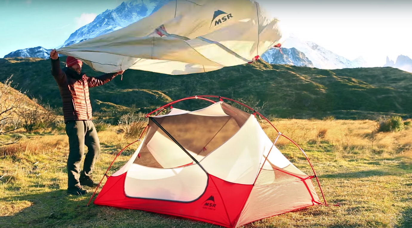 Camp men. Спортсмен палатки. Палатка Tent. Палатка на Холме. Палатка на ветру.