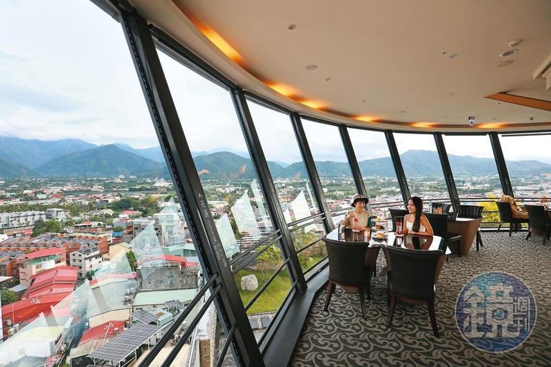 「承萬尊爵渡假酒店」頂樓的360度景觀咖啡廳，可將埔里與周圍綿延山脈的秀麗景色一覽無遺。