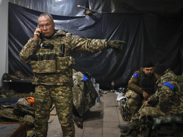 Generaloberst Oleksandr Syrskyi von der ukrainischen Armee gibt in einem Unterstand Anweisungen. Er sieht die Ukraine an der Ost-Front bei Kupiansk und Lyman gut aufgestellt. (Archivfoto)