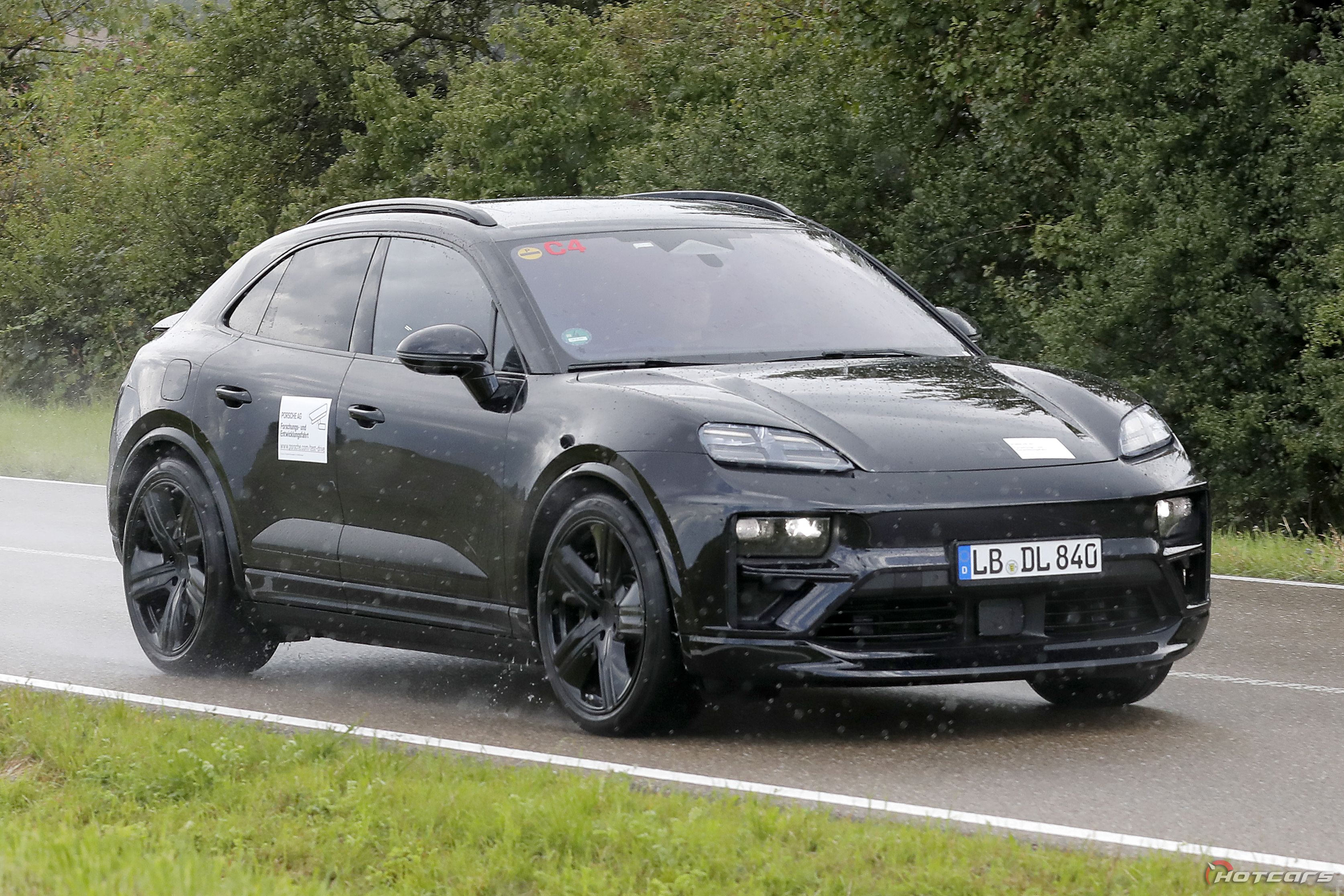 Porsche macan 2024. Porsche Macan ev 2024. Мама Макана фото. Фото Макана без цветов.