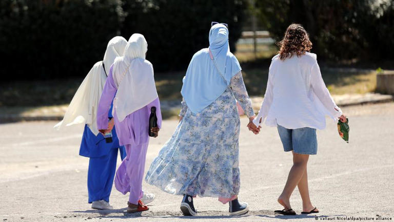 Frauen in Abaya in der französischen Stadt Marseille: Bald wird dieses Kleidungsstück in der Schule verboten sein