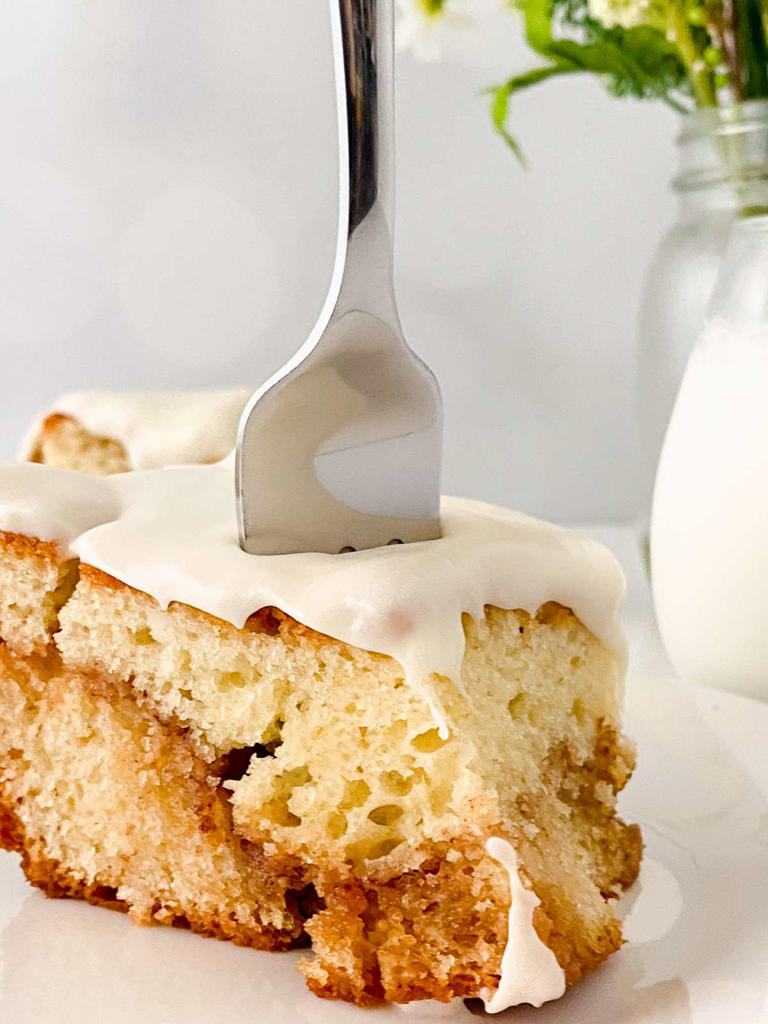 Easy and Delicious Honey Bun Cake Recipe