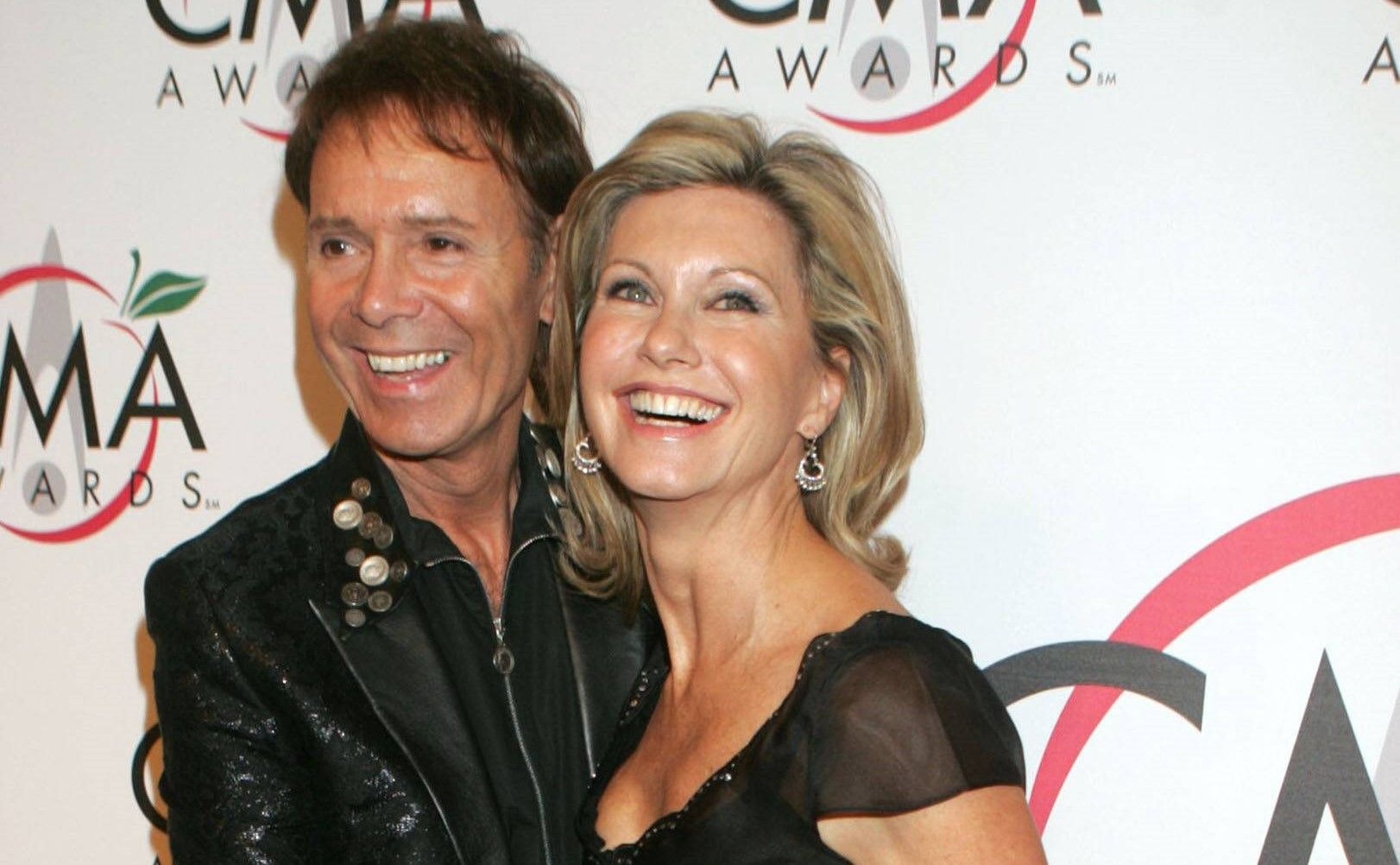 Cliff Richard und Olivia Newton-John bei den CMA Awards 2005. (Archivbild)