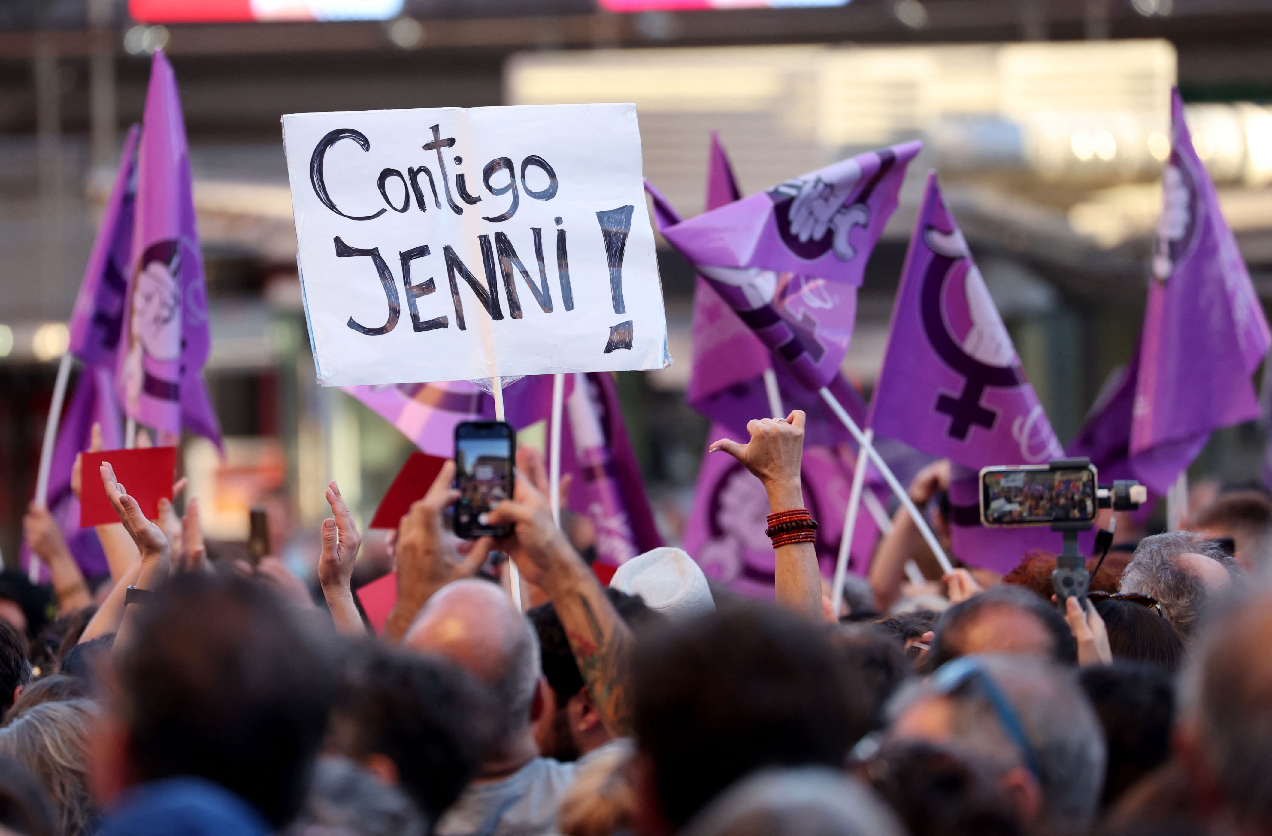 В мексике чел заехал в митинг феминисток. Митинг феминисток в Греции. Митинг феминисток.