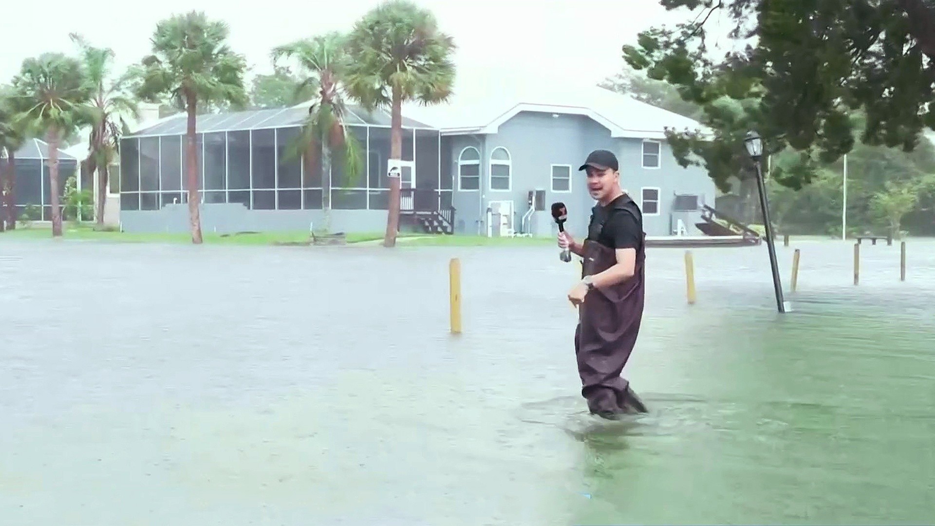 La fuerza del huracán Idalia toca tierra en Florida y provoca una marejada ciclónica