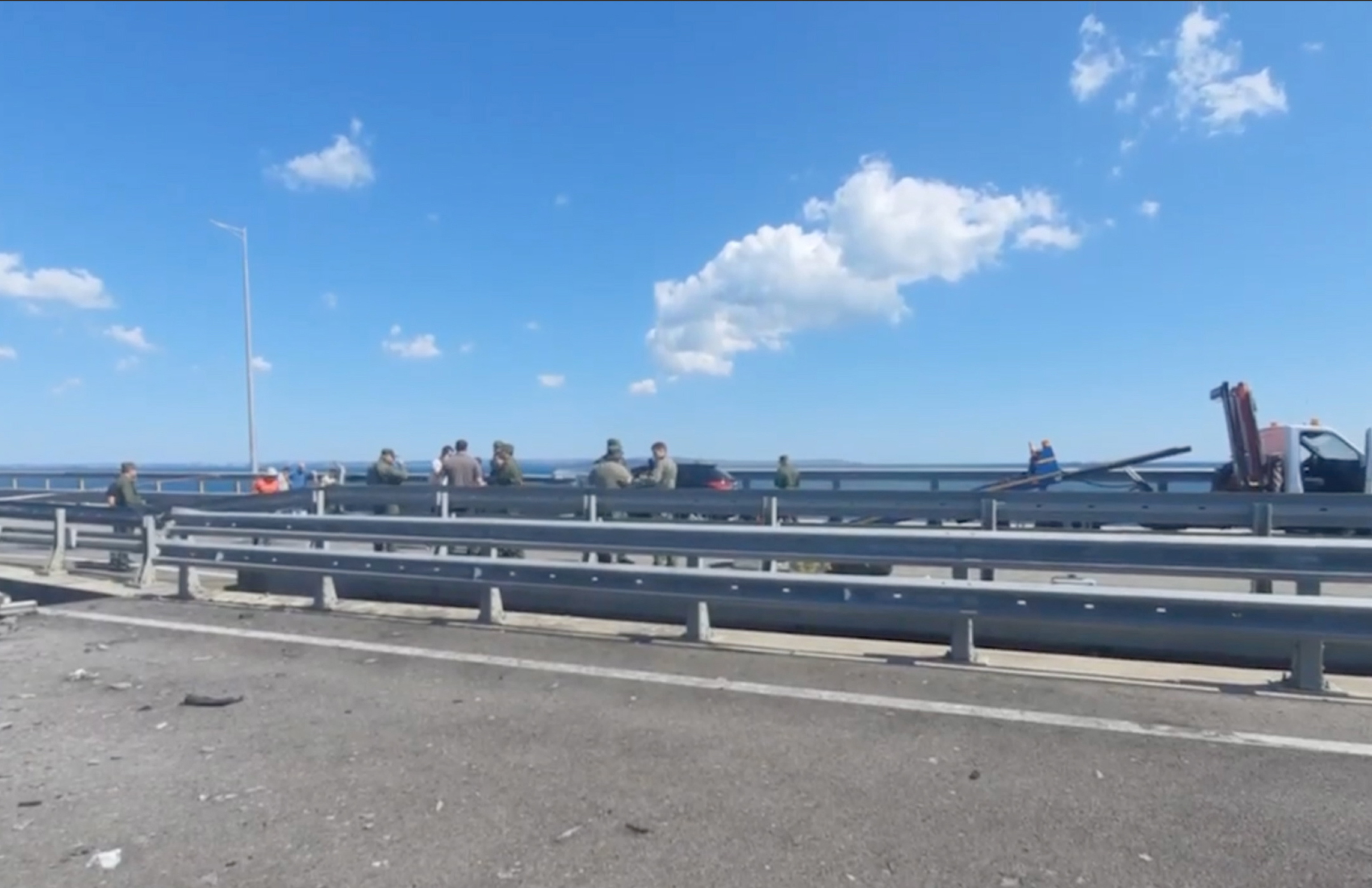 Нападение на крымский мост сегодня. Крымский мост 17 июля. Крымский мост сейчас. ЧП на Крымском мосту. Крымский мост теракт 17 июля.