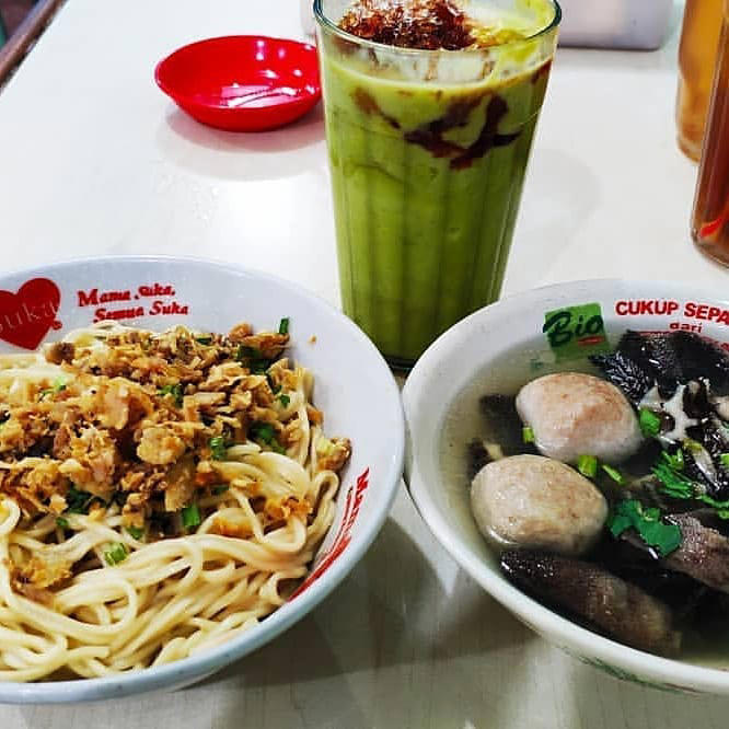 Sajian mi yamin di RM Linggarjati, pilihan tempat makan siang enak dan legendaris di Bandung. (Instagram/@mielinggarjati)