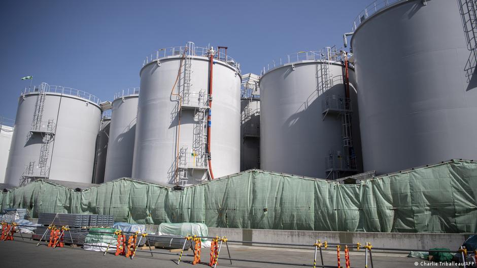福島核電站廢棄廠區內存放核廢水的巨型水罐隨處可見。