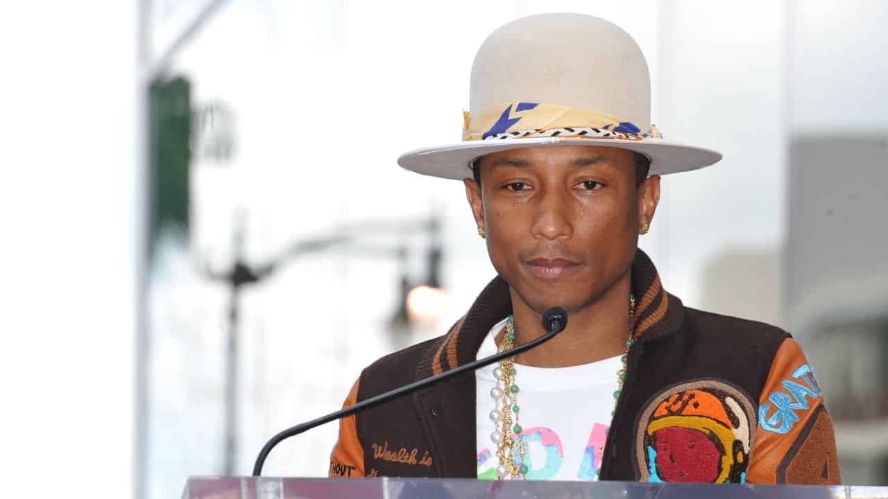 Pharrell williams doctor. Pharrell Williams 2003. Фаррелл Уильямс в детстве. Фаррелл Уильямс косметика. Фаррелл Уильямс реальный рост.