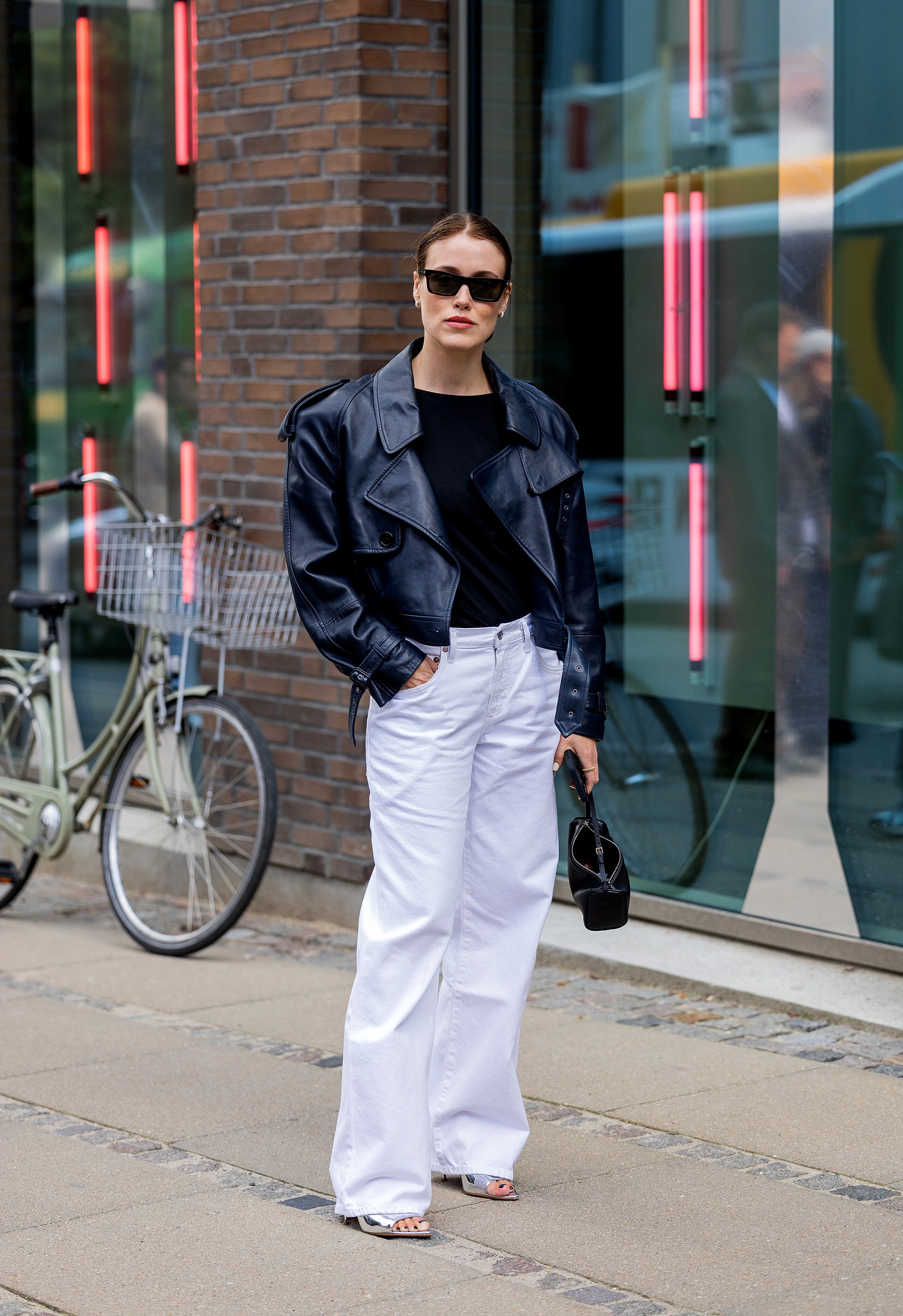 las ejecutivas modernas llevan baggy jeans blancos para la oficina en 2024