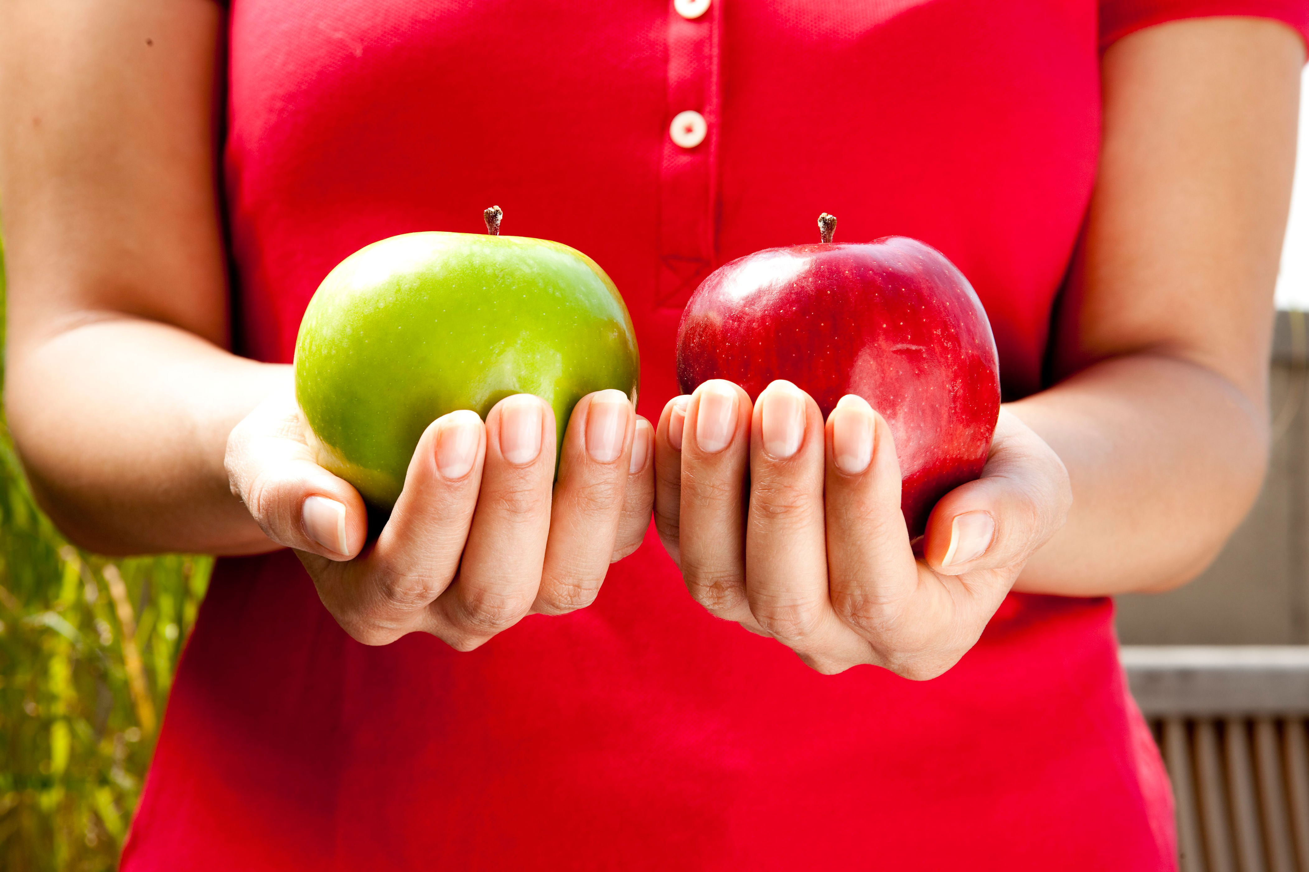 Съем яблок. Яблоко в руке. Человек с яблоком. Кушает яблоко. Два яблока в руках.