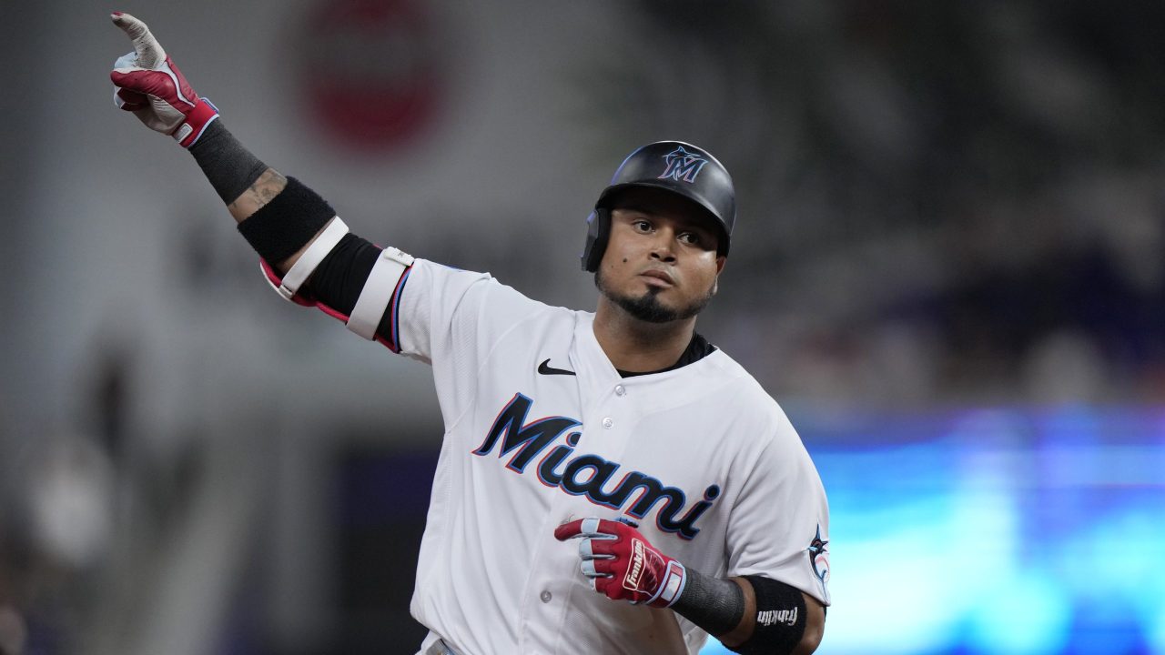 padres officially acquire luis arraez from marlins