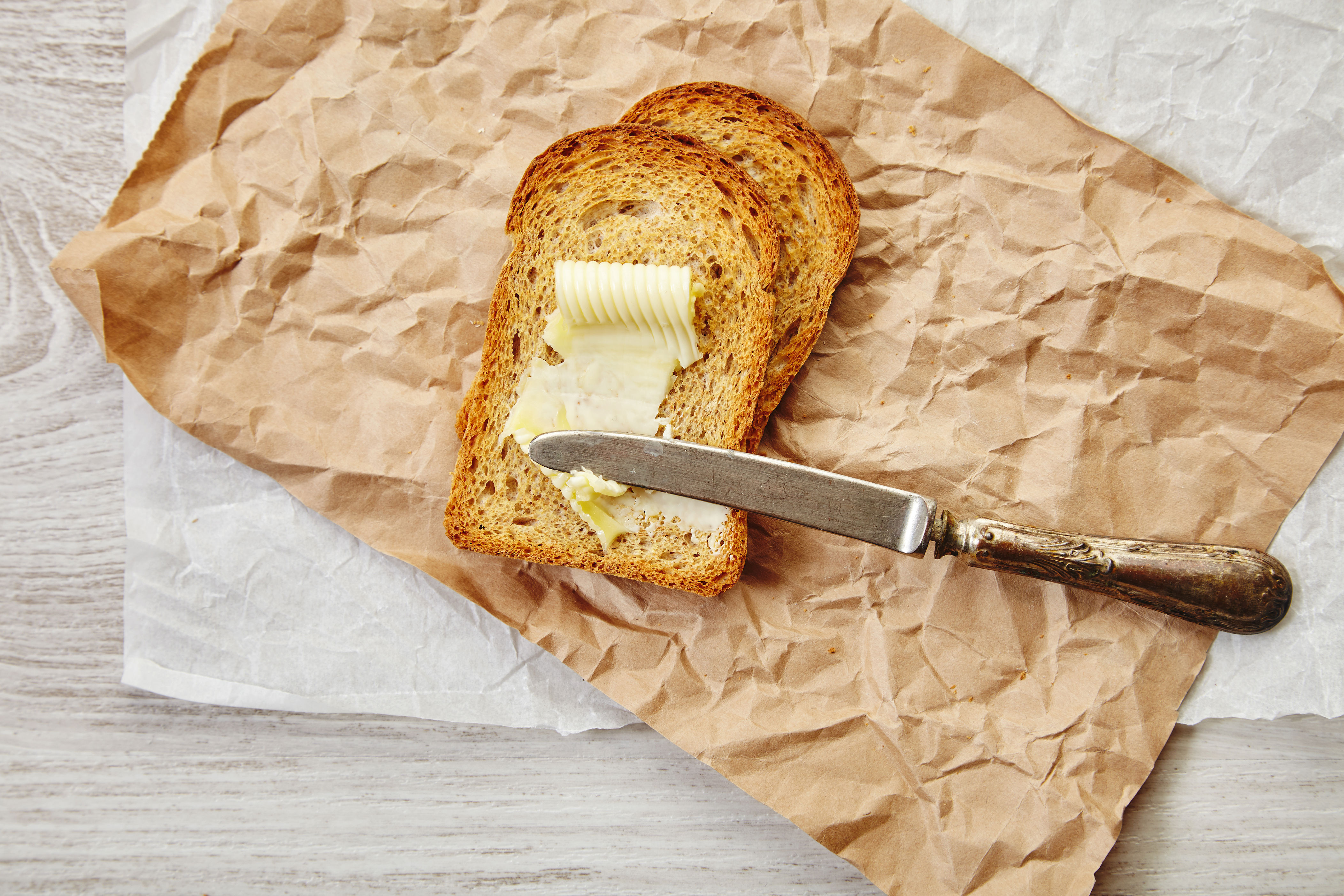 Можно ли есть масло с хлебом. Хлеб с маслом. Сливочное масло на хлебе. Бутерброд с маслом. Бутерброды с маслом на завтрак.