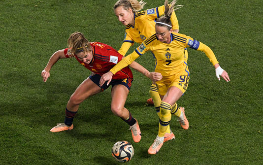 Spain's forward #08 Mariona Caldentey, Sweden's defender #14 Nathalie Bjorn and Sweden's midfielder #09 Kosovare Asllani fight for the ball during the Australia and New Zealand 2023 Women's World Cup semi-final football match between Spain and Sweden at Eden Park in Auckland on August 15, 2023