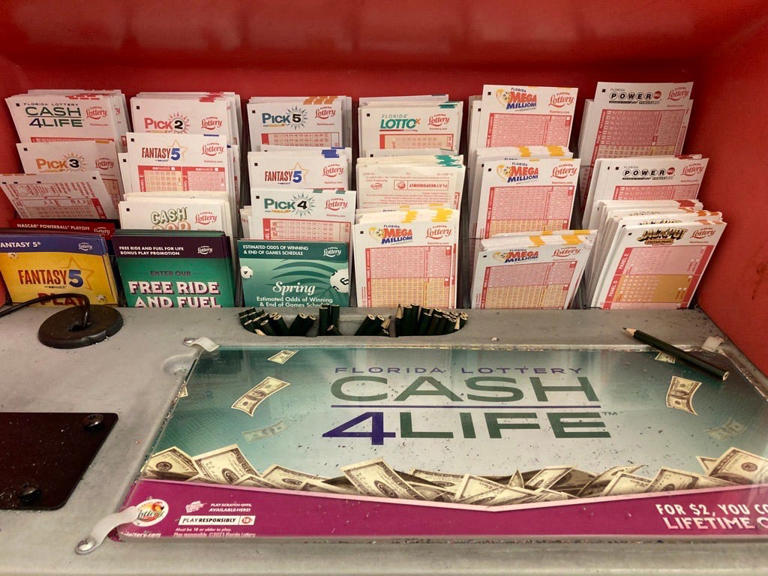 Powerball ticket sold at Florida 7Eleven wins 1 million. First 2