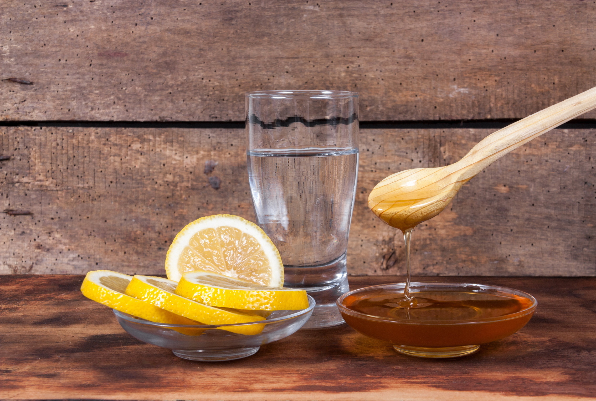 Вода с медом отзывы. Медовая вода. Вода с лимоном и медом. Вода с медом. Мед с лимоном.
