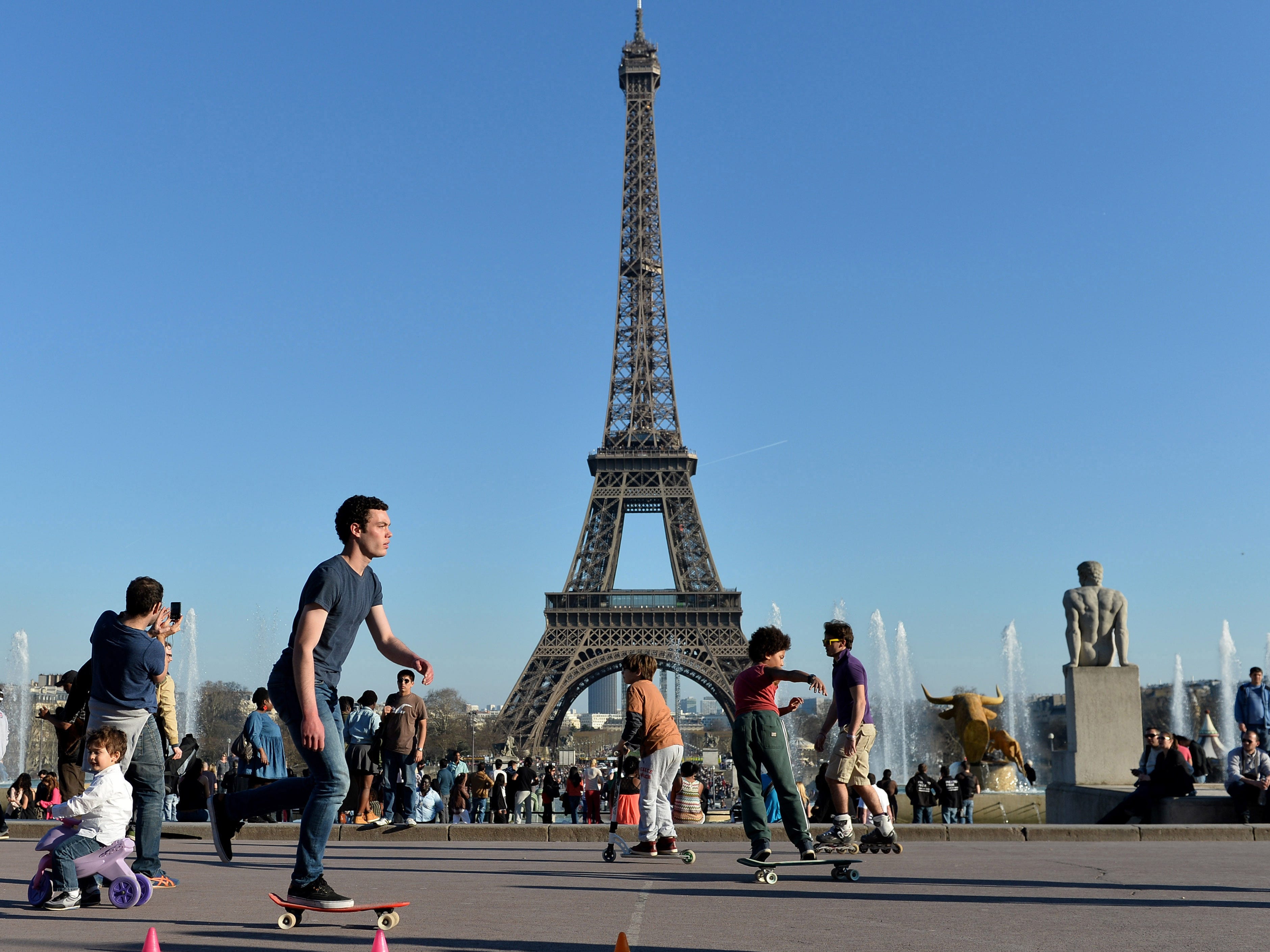 Франция люди. Эйфелева башня из людей. Кол во туристов в Париже. Картинки Францию видео человек.