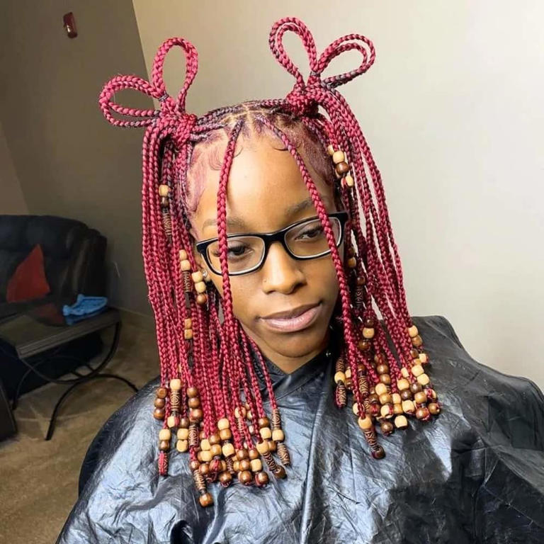 Love-shaped burgundy knotless braids with beads. Photo: ©HairstyleCamp Source: Instagram