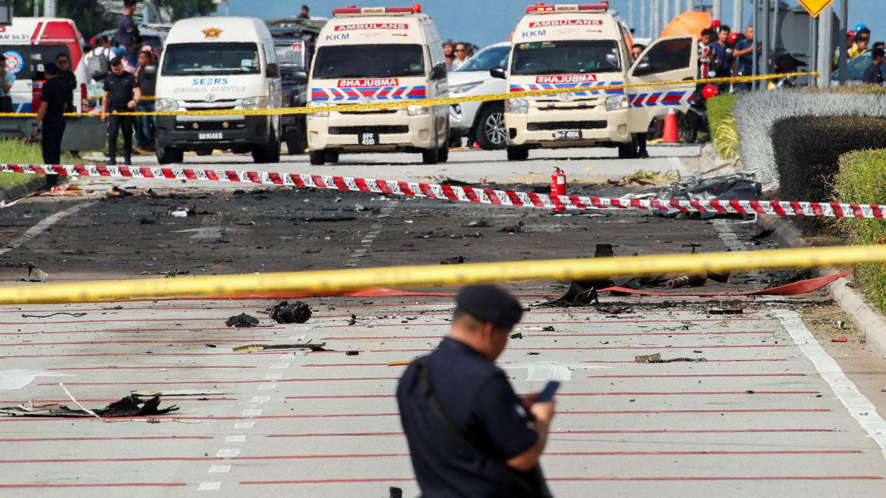 马来西亚私人飞机在高速公路上坠毁，造成 10 人死亡：视频 – MSN