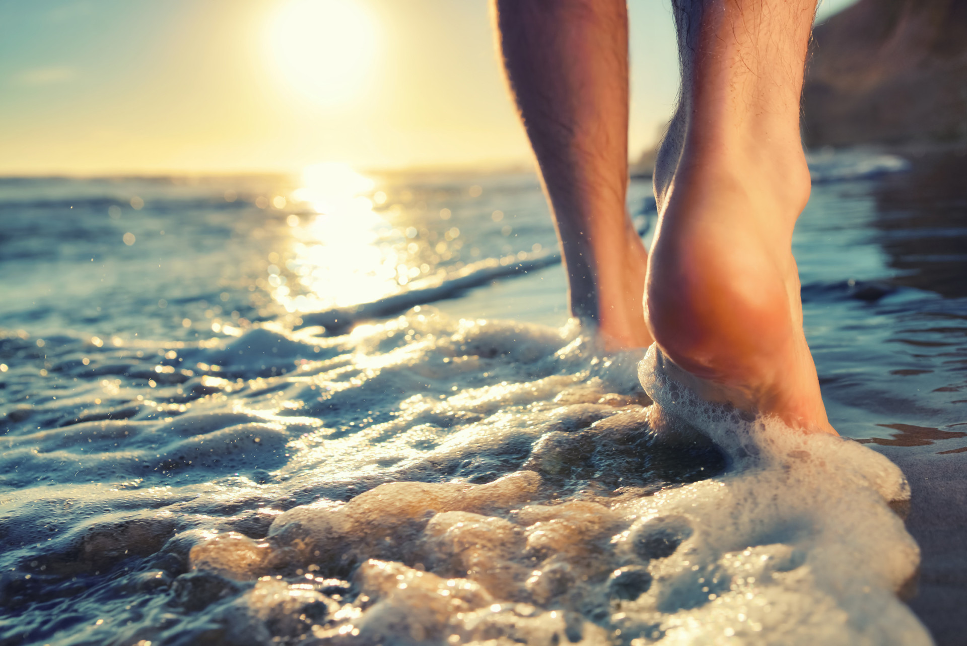 <p>Être à la plage signifie généralement marcher pieds nus. C'est l'occasion d'essayer le <em>grounding</em>, qui consiste à marcher pieds nus dans la nature et à se connecter à la terre.</p>