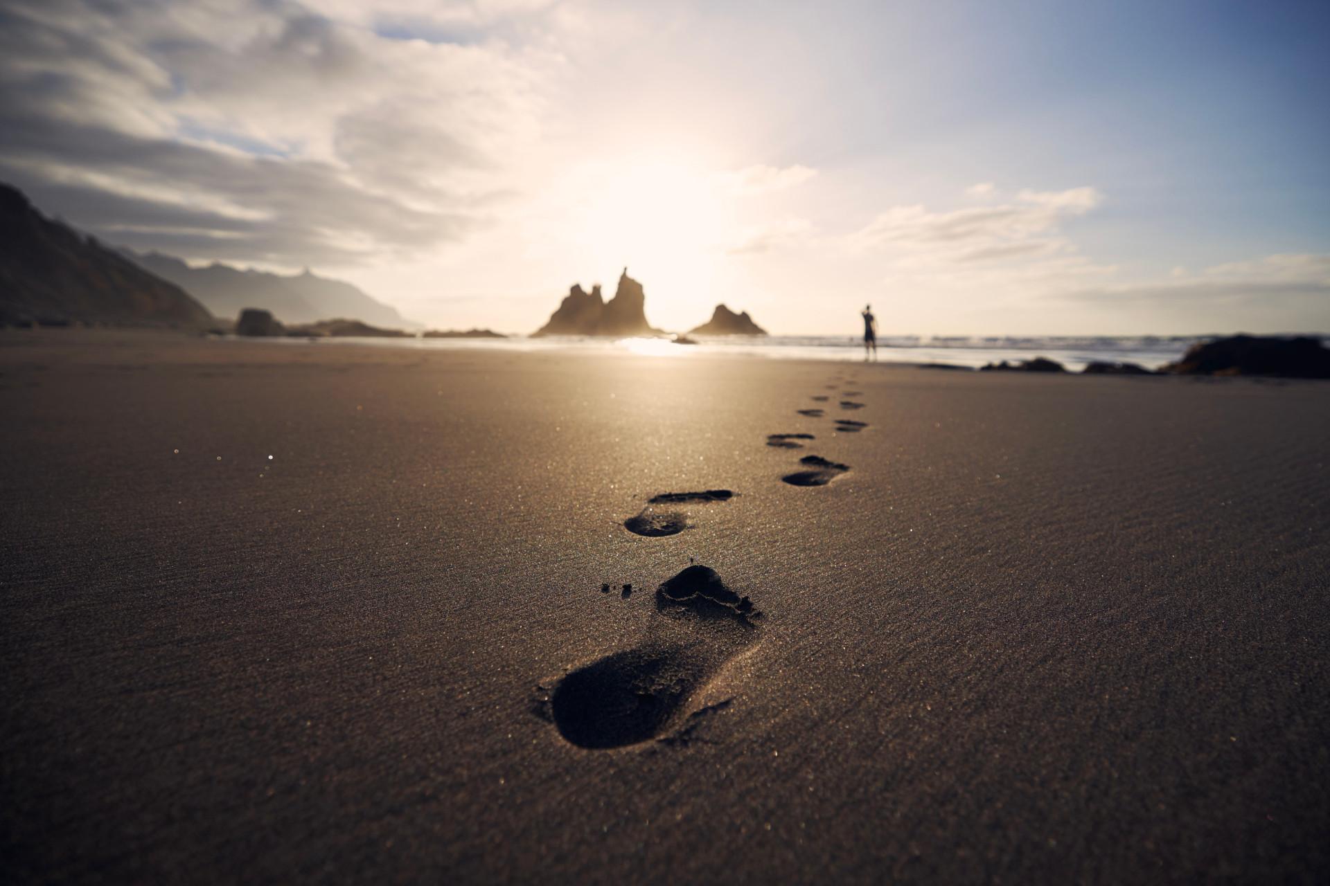 <p>Les recherches montrent que la marche sur la plage constitue un entraînement solide, car la marche sur le sable exige un effort plus important que la marche sur une surface dure comme le béton.</p>