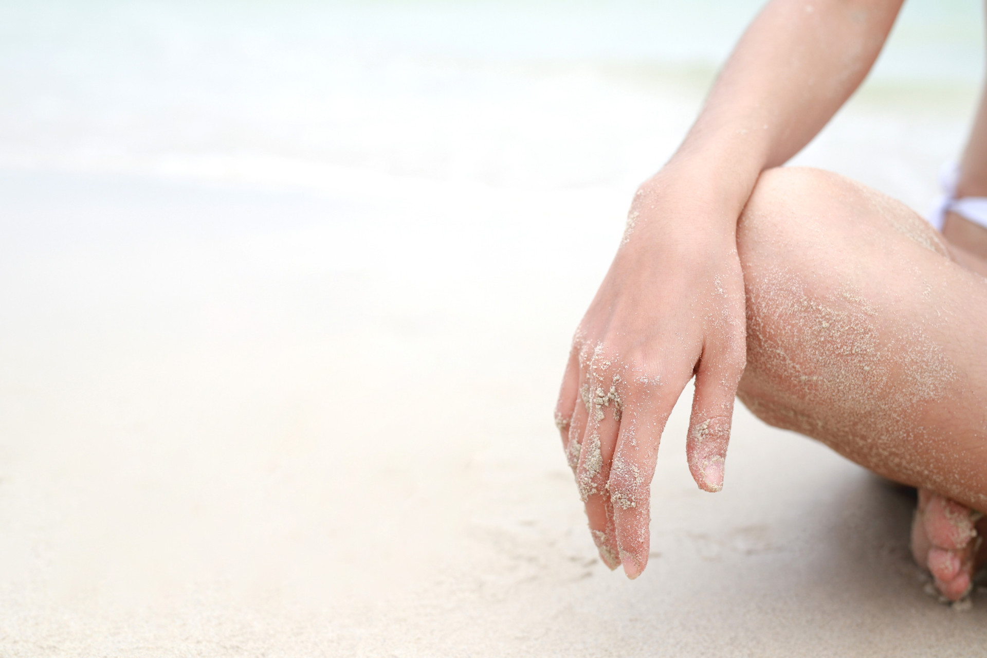 <p>Mettre ses pieds dans le sable doux et poudré n'est pas seulement bon pour les pieds, c'est aussi un exfoliant naturel qui permet de se débarrasser des peaux mortes.</p>