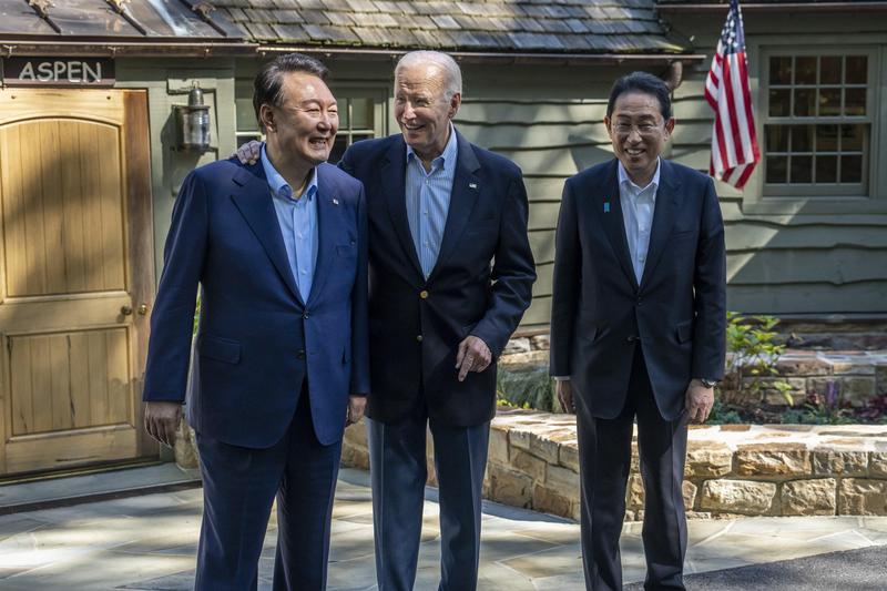 韓國總統尹錫悅（左起）、美國總統拜登、日本首相岸田文雄共同出席在大衛營舉辦的聯合記者會發表聯合聲明，並點名中共的在南海海事主張。（翻攝@POTUS推特）