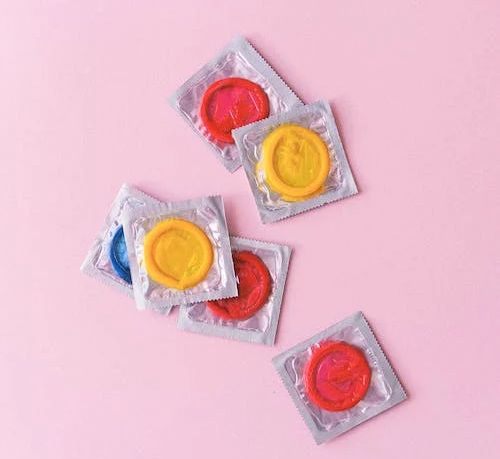 kondom po exspiraci: důvody, proč se nevyplatí jej používat