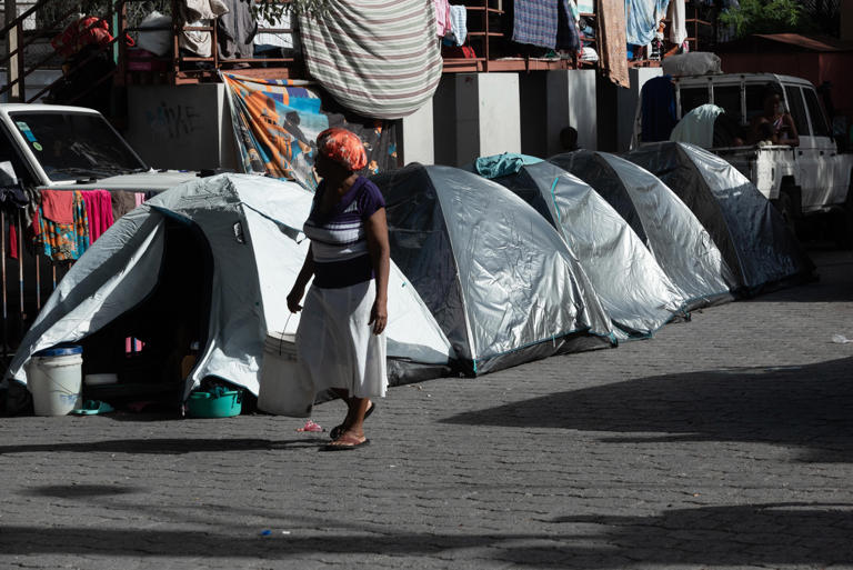 Haitianos desplazados por el terror de las pandillas languidecen en condiciones inhumanas