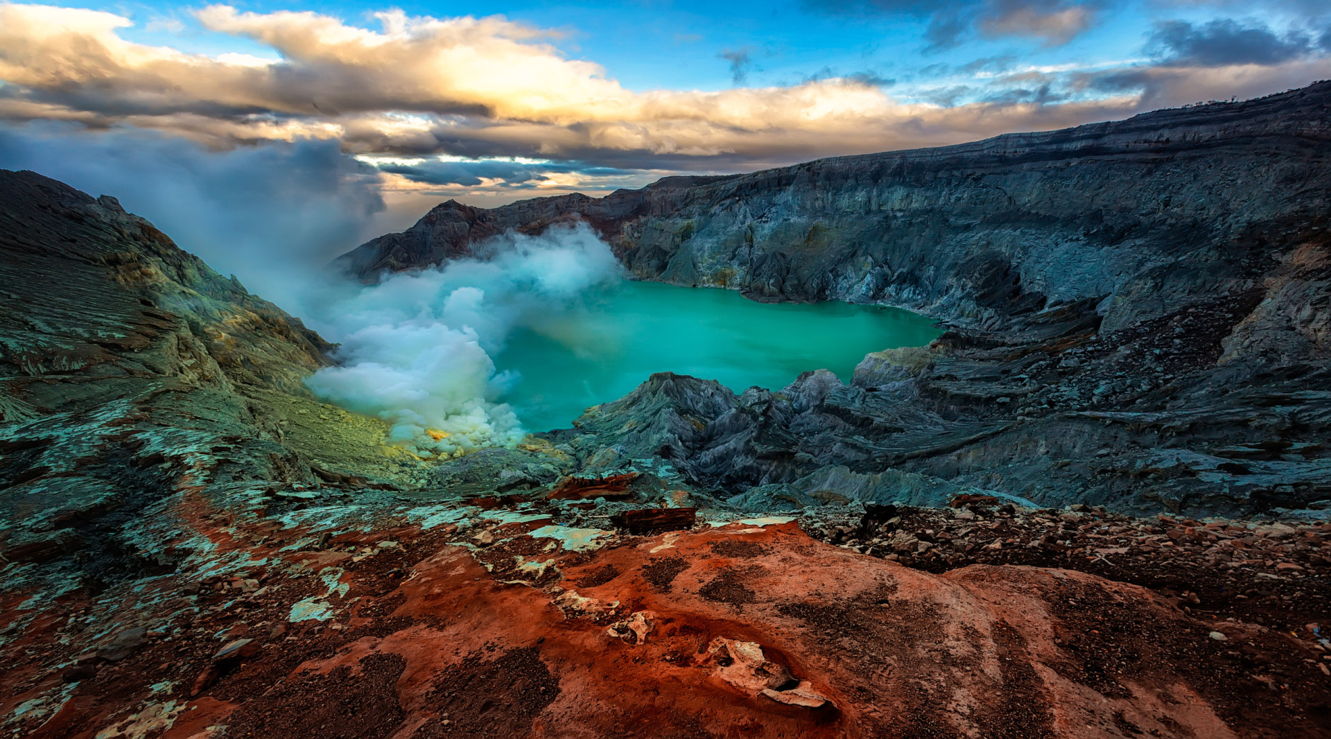 <p>L'Ijen est un volcan d'Indonésie situé sur l'île de Java. Un lac de couleur turquoise s'est formé dans son cratère acide. Faites une randonnée nocturne jusqu'au bord du cratère et vous pourrez assister aux célèbres flammes bleu électrique d'Ijen, allumées par du gaz sulfurique et atteignant jusqu'à 5 m de hauteur.</p>