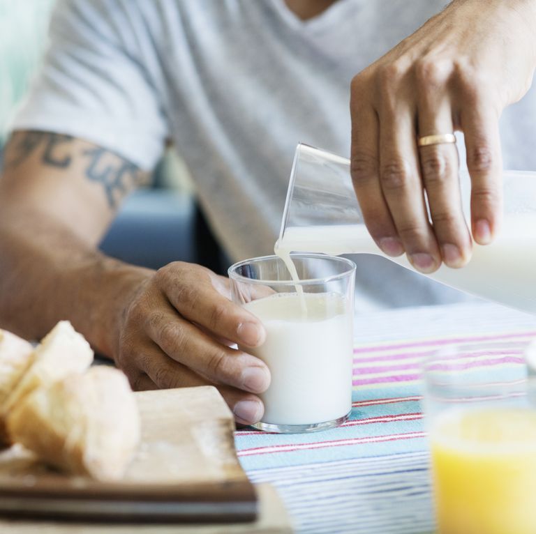 Что сделать чтобы молока. Кто делает молоко. Drink Milk. Мужик апрати малако.