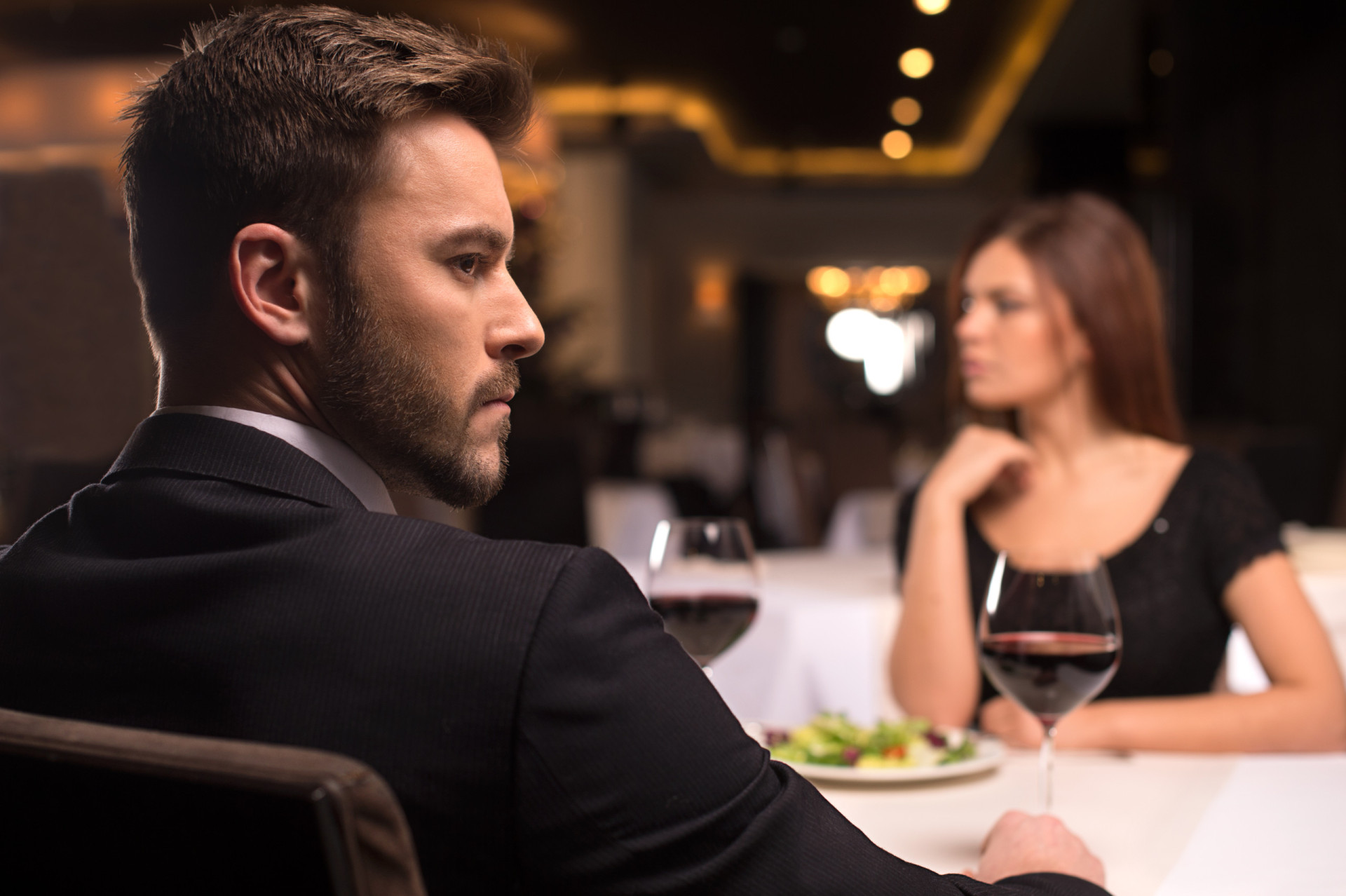 Почему мужчина приглашает. Свидание. Мужчина и женщина в ресторане. Мужчина приглашает девушку в ресторан. Мужчина и женщина в кафе.