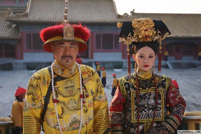 陳建斌（左）與孫儷演出的《後宮甄嬛傳》至今仍具人氣，堪稱是經典清宮劇之一。（摘自微博）