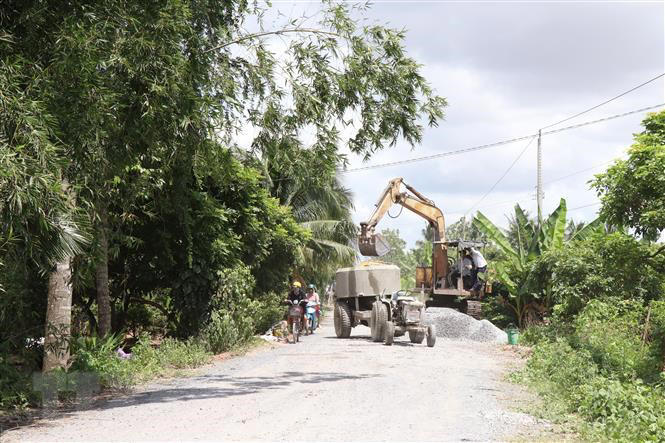 Xây dựng đường giao thông nông thôn ở xã Tam Hiệp, huyện Bình Đại, tỉnh Bến Tre. (Ảnh: Công Trí/TTXVN)