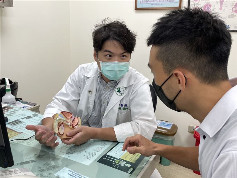 門諾醫院泌尿科江景翔醫師表示，割包皮手術目前多採用新式包皮槍環切術。（圖／翻攝自門諾醫院）