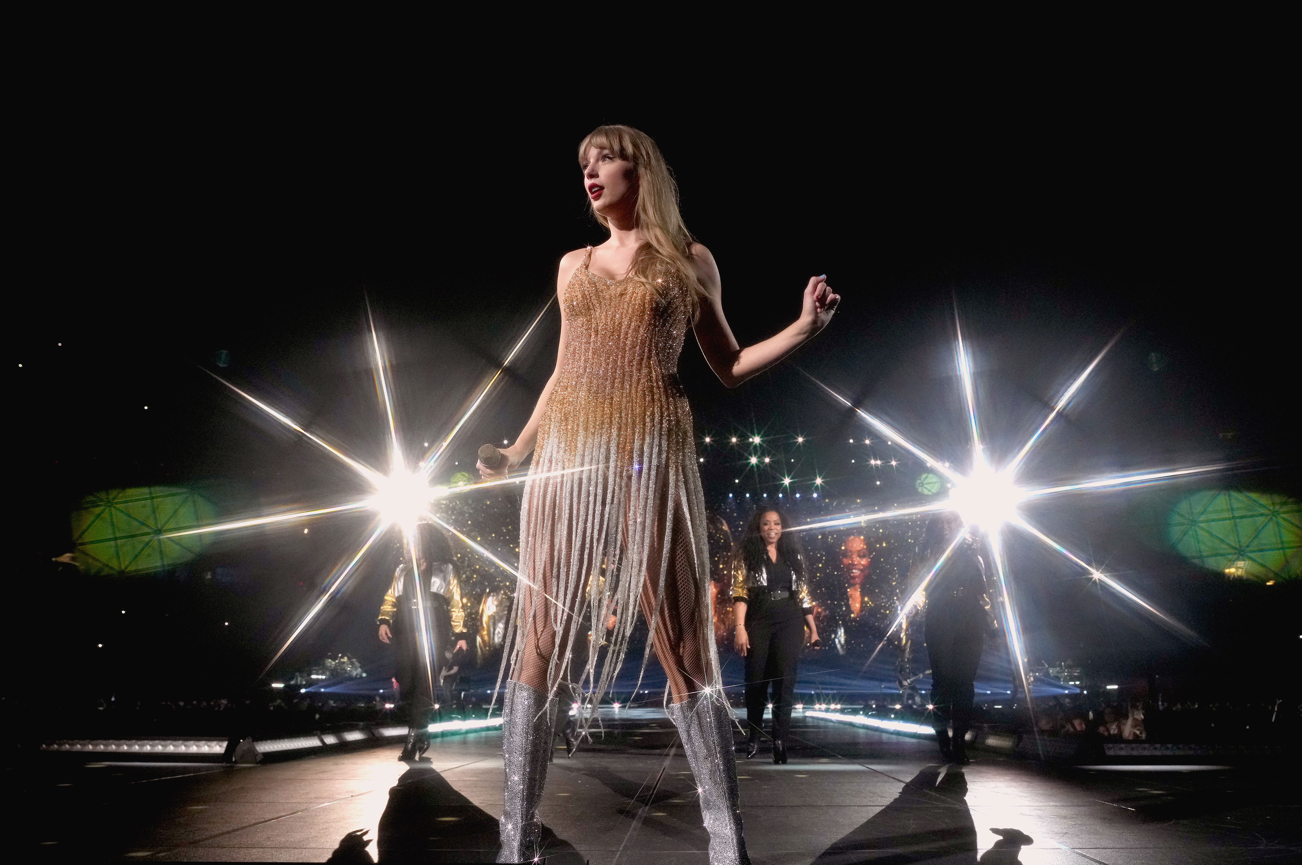 Тейлор свифт eras. Taylor the eras Tour. Taylor Swift eras Tour. The eras Tour Taylor Swift Stage. Тейлор Свифт 2023 на сцене.
